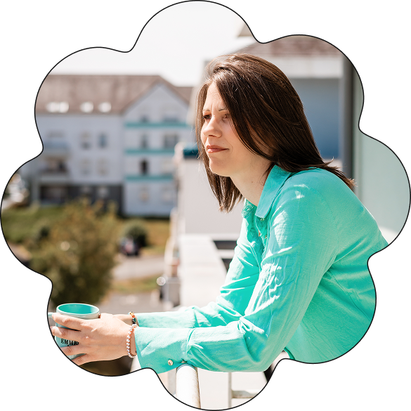 Portrait professionnel et chaleureux de Jessica (Steralya), fondatrice et experte en numérologie et cartomancie, souriante et accueillante