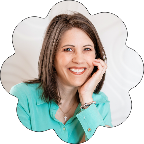 Photo souriante de Jessica (Steralya), ta numérologue et cartomancienne, prête à te guider sur ton chemin spirituel.